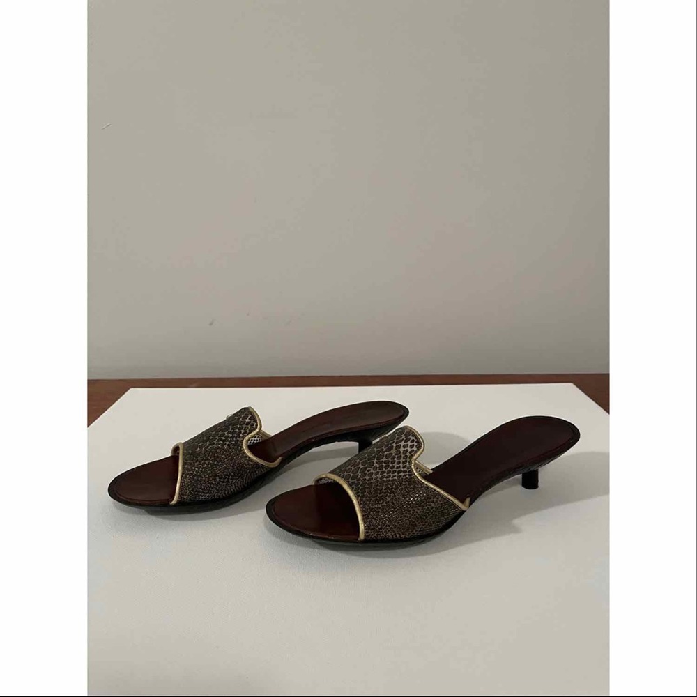 (6.5) Robert Clergerie kitten heel slides